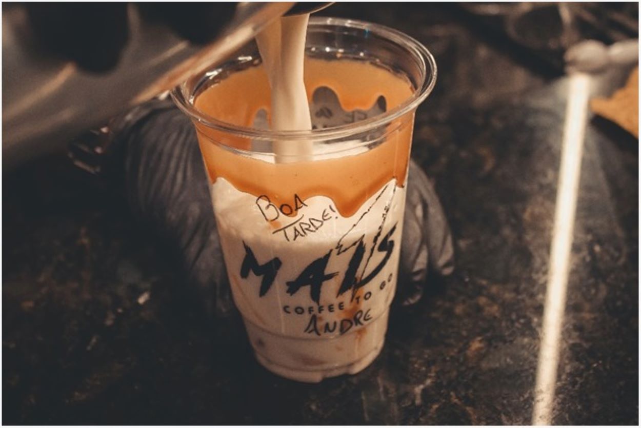 La salsa de caramelo hace que tu café sea más sabroso.