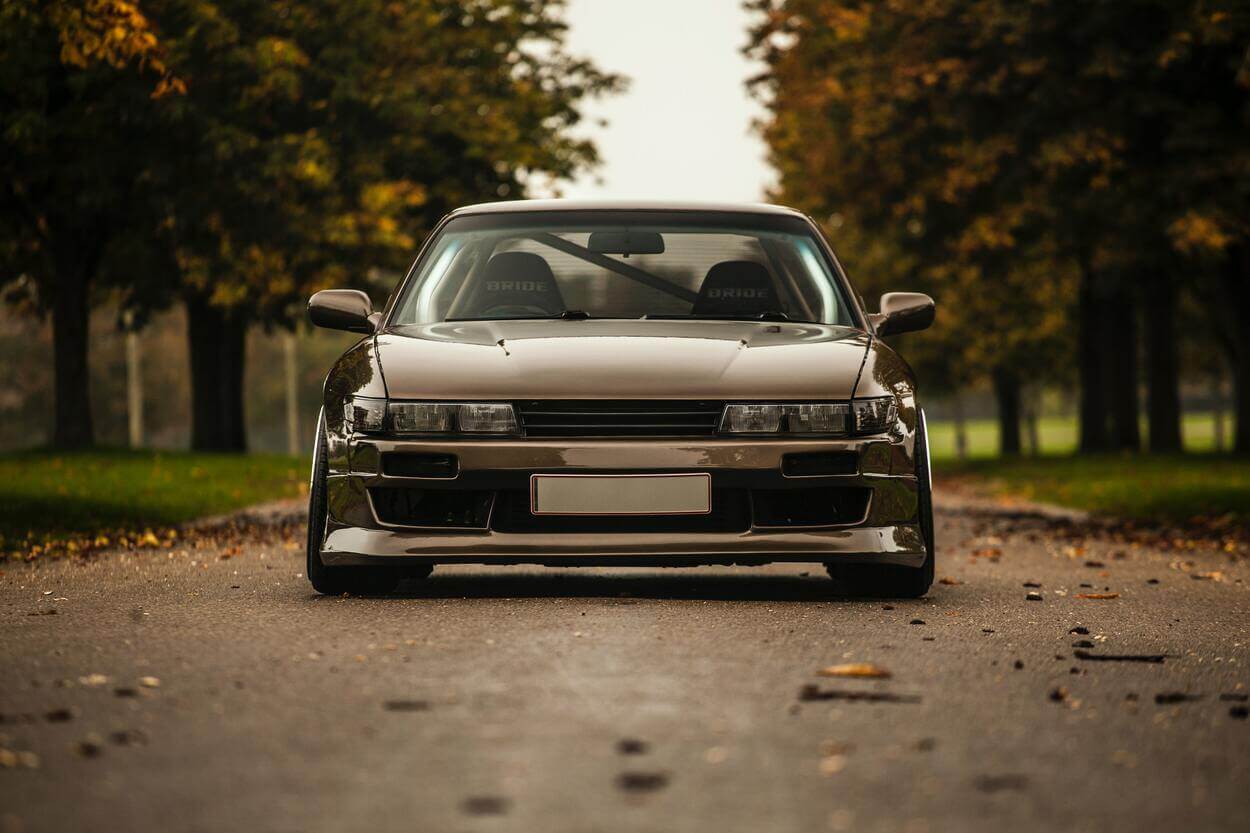 Una vista frontal de Nissan Silvia.