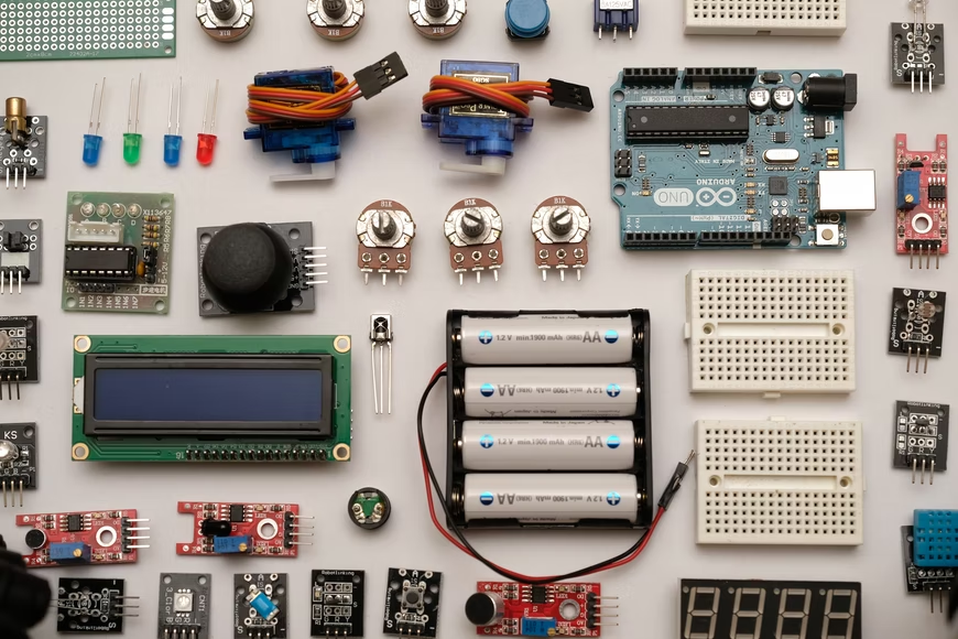 Los componentes de una placa de circuito colocados sobre una mesa blanca