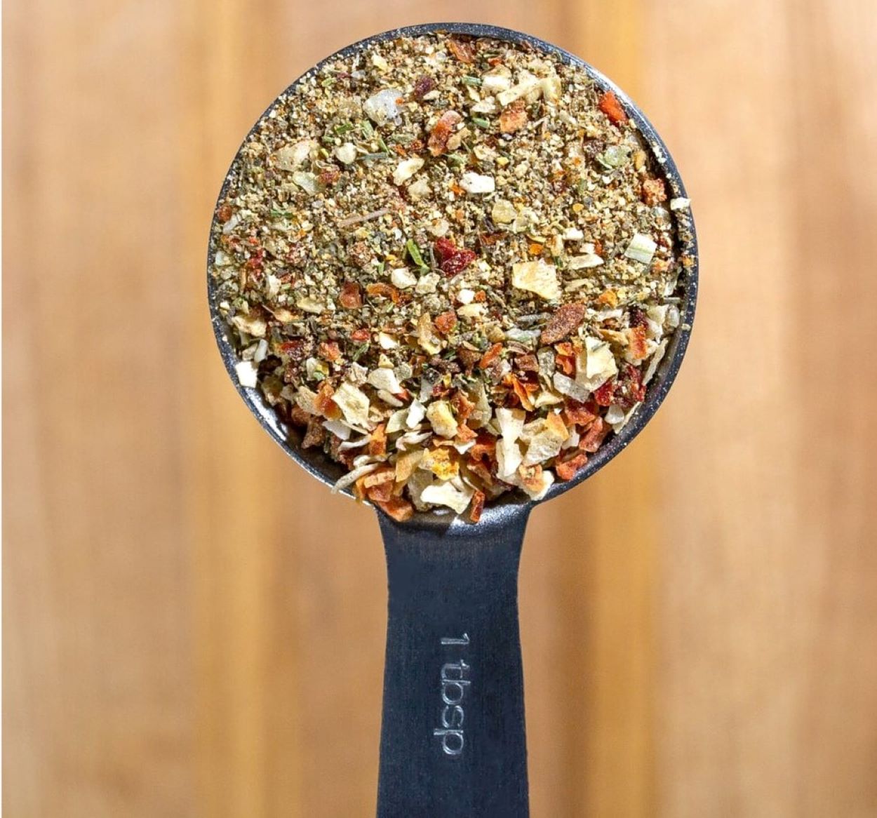 Una cucharada puede contener hasta 1/2 fl oz.  o 15 ml.