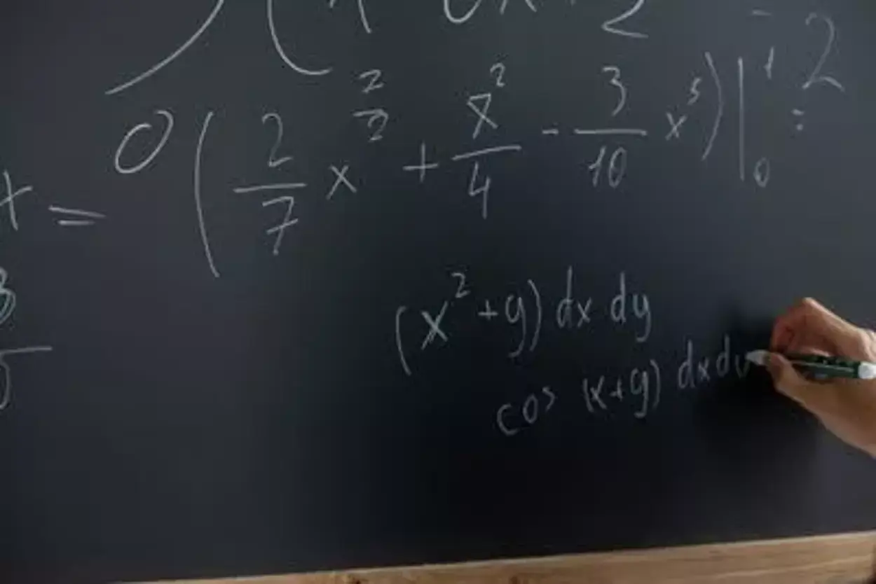 Las expresiones algebraicas están representadas por alfabetos. 