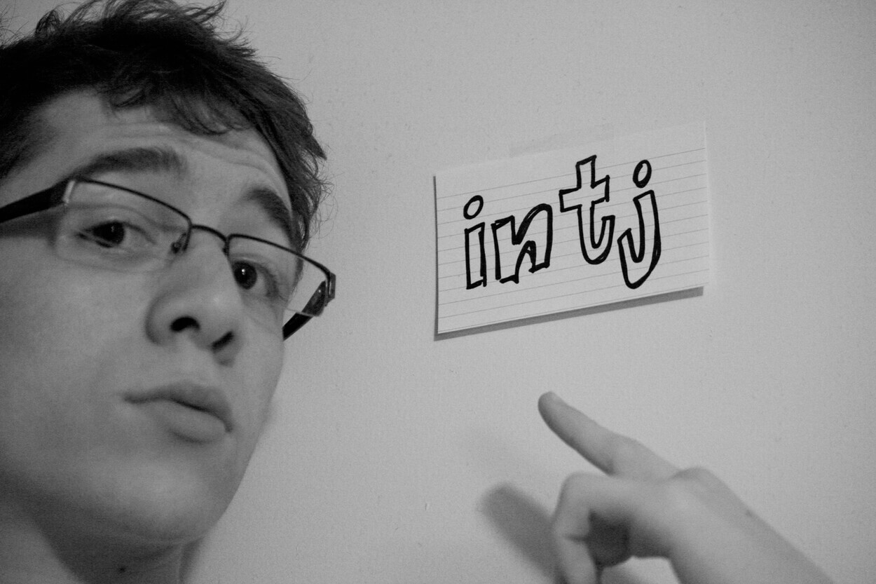 Una imagen de una persona con una etiqueta INTJ.