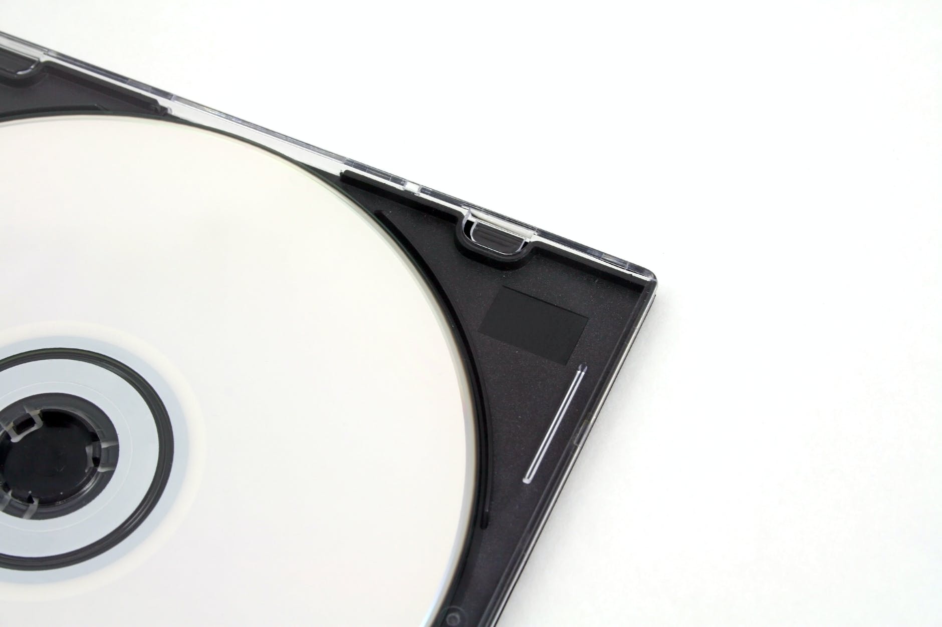¿Cuál tiene la mejor calidad? – Todas las diferencias Una caja con un cd dentro