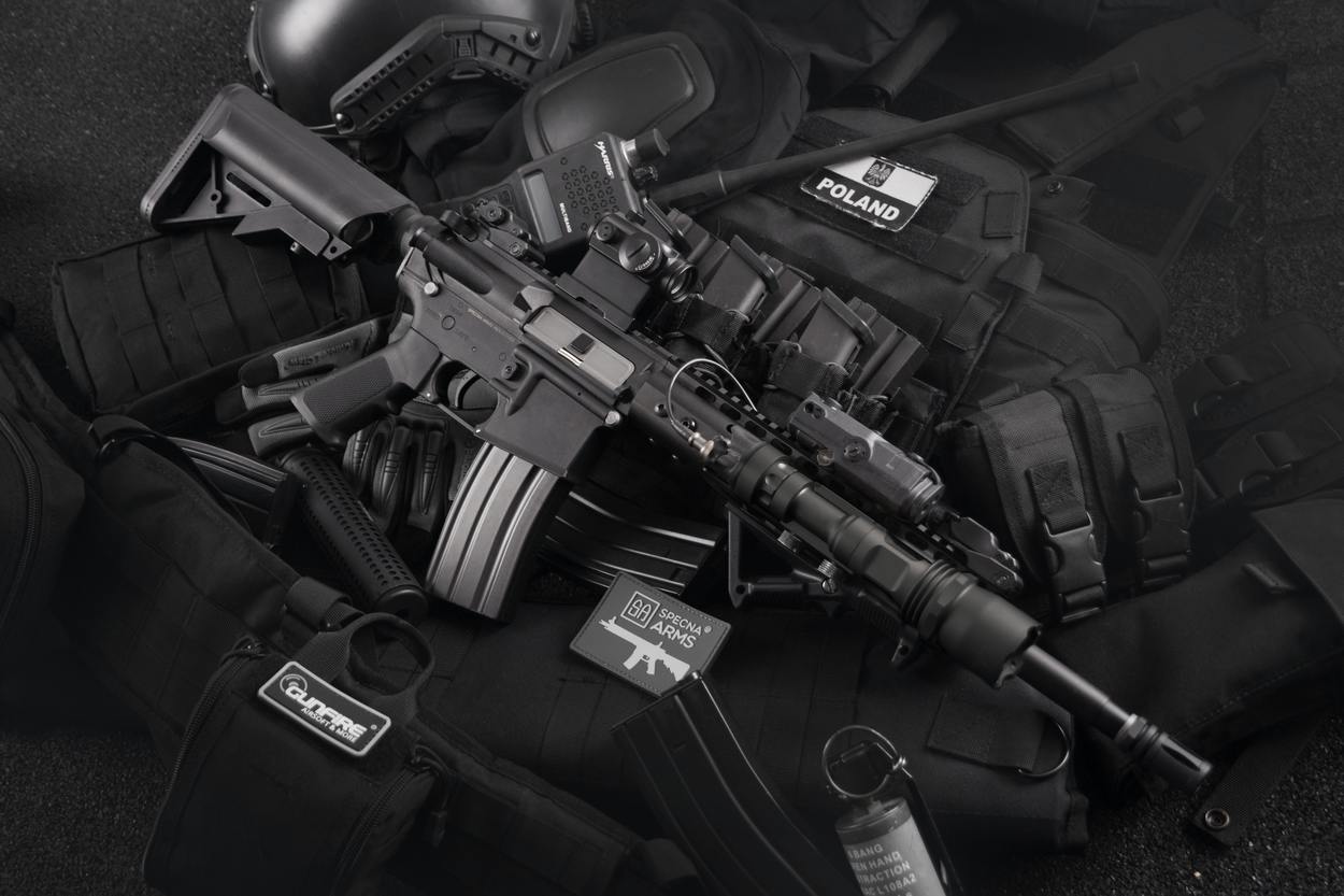 Una imagen de un rifle de asalto junto con municiones.