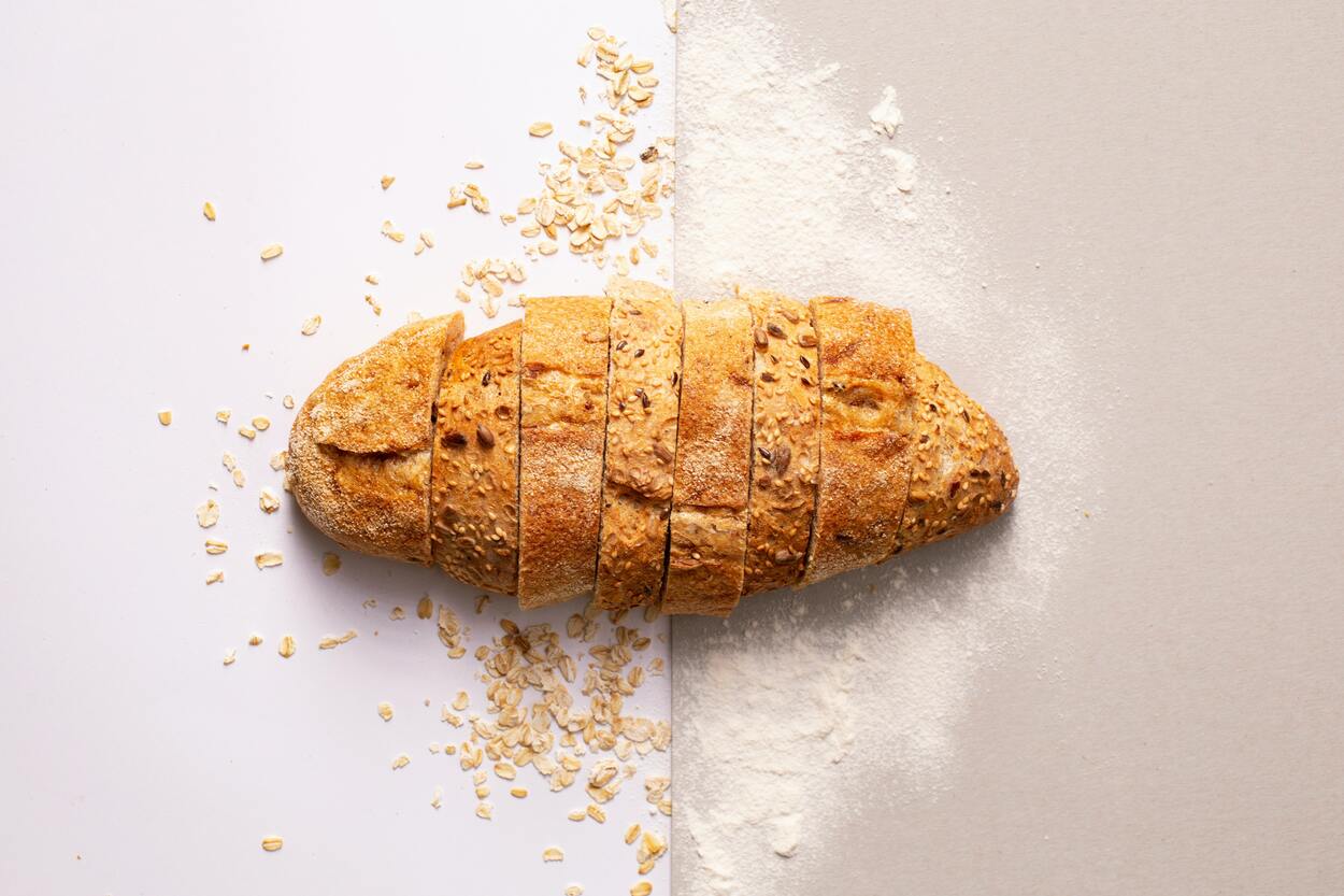 Una imagen de una hogaza de pan cortada en rebanadas.
