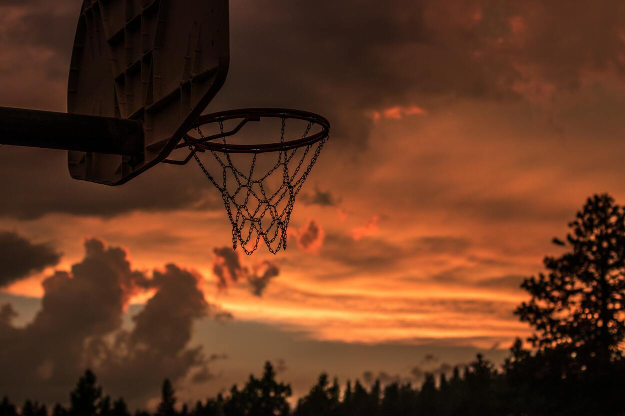 Una imagen de una red de baloncesto al aire libre.