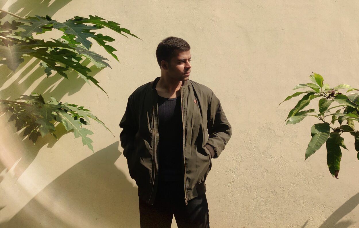 una persona con una chaqueta y mirando hacia el lado