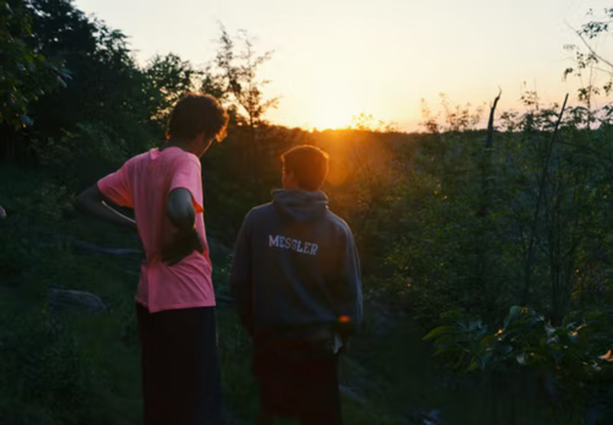 ¿Las niñas ven la diferencia entre 5'11 y 6'0? – Todas las diferencias Dos jóvenes con una diferencia de altura de pie en el bosque.