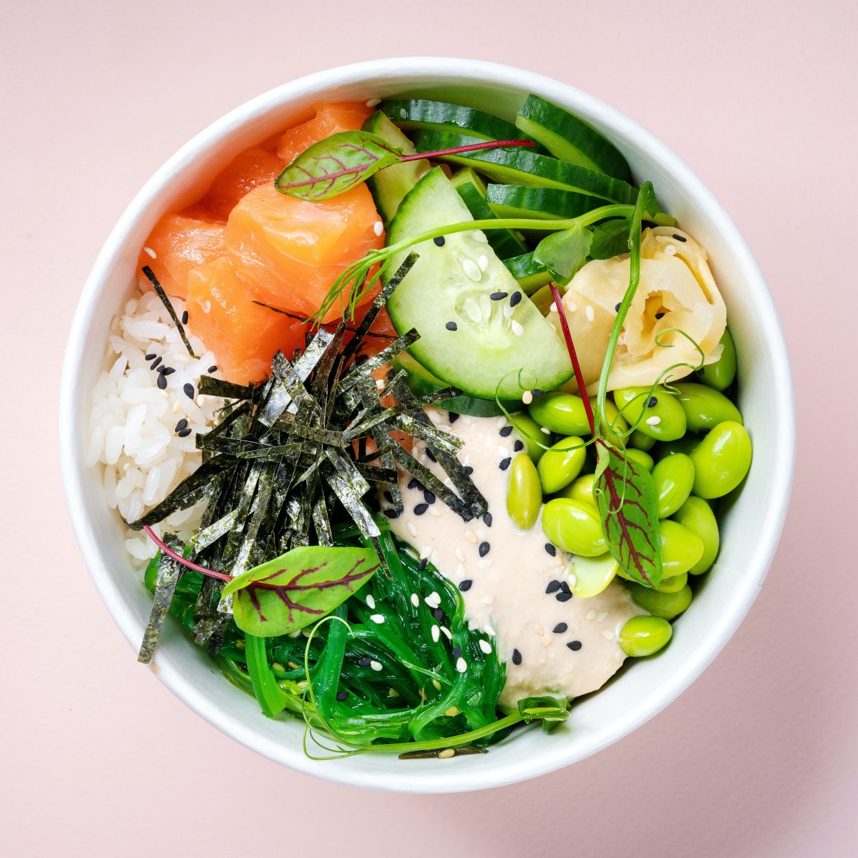 Una imagen de un bol de arroz con verduras encima.