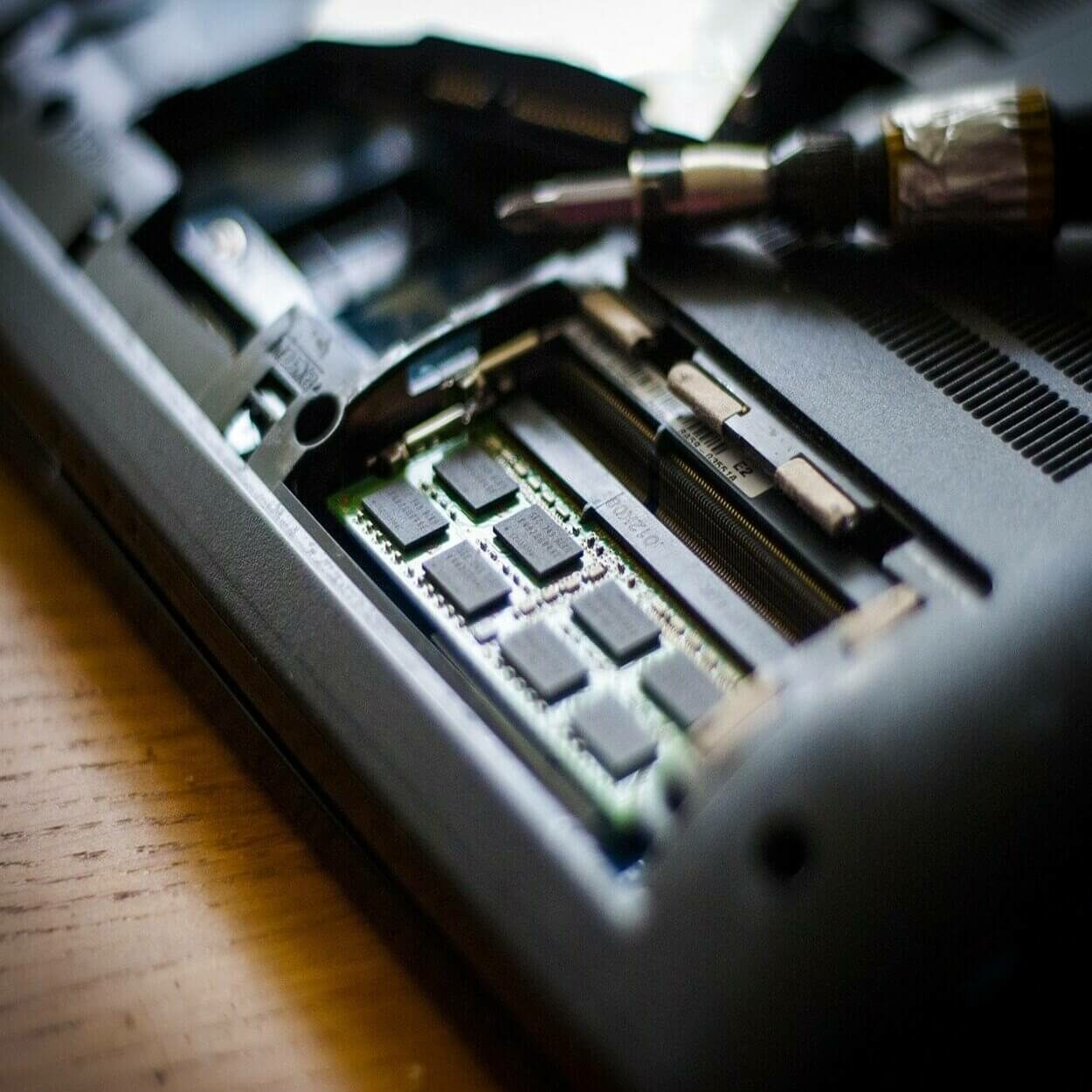 Una imagen de un dispositivo instalado con RAM de diferente capacidad.