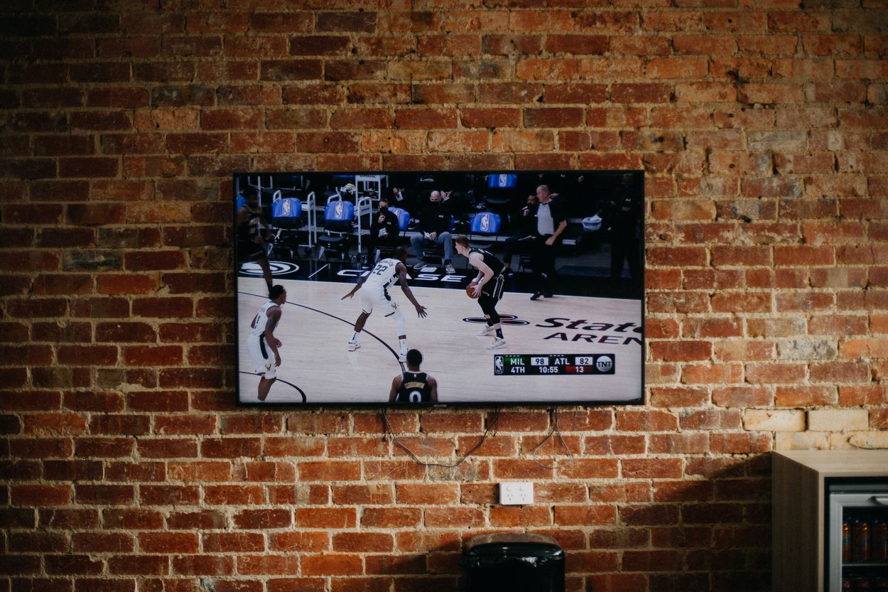 Un televisor en una pared.