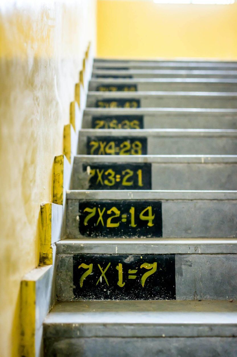 Escaleras con símbolos matemáticos