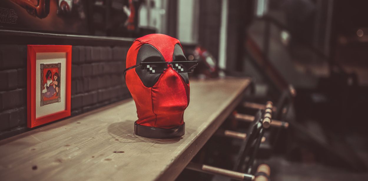 ¿Quién es más fuerte? – Todas las diferencias Una cabeza de juguete de Deadpool con gafas.