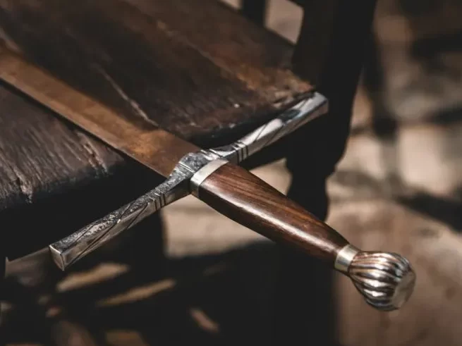 ¿Cuáles son las diferencias entre espadas largas y espadas cortas? (Comparado) – Todas las diferencias ¿Cuáles son las diferencias entre espadas largas y espadas cortas? (Comparado) – Todas las diferencias